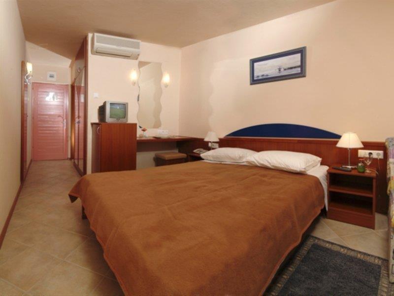Brzet Hotel โอมิช ภายนอก รูปภาพ